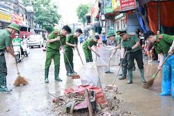Lạng Sơn huy động công an, quân đội hỗ trợ người dân dọn dẹp vệ sinh sau lũ