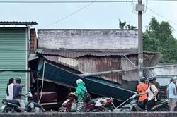 TP.HCM: Ô tô tông hai xe máy rồi lao vào nhà dân khiến hai người thương vong