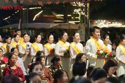 Hàng trăm người đội mưa nhớ ơn đấng sinh thành trong Đại lễ Vu Lan
