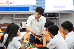 Khi công nghệ bước ra khỏi trang sách – Đưa STEM vào tiết học tại Phú Xuân
