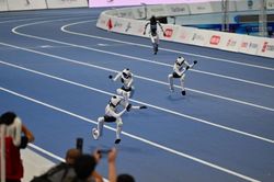 Robot hình người Trung Quốc tự nghĩ ra kiểu chạy 'che mặt' để vô địch đường đua