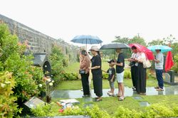 Dầm mưa trở về nơi người thân yên nghỉ trong ngày Vu Lan