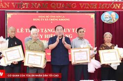 Chiềng Khoong - Sơn La: Trao tặng Huy hiệu Đảng cho 28 đảng viên