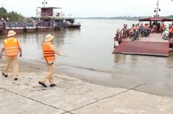 Nước sông dâng cao, CSGT tăng cường tuần tra hỗ trợ nhân dân