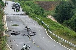 Huy động lực lượng khơi thông các tuyến đường bị tắc