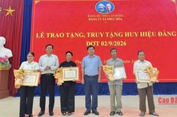 34 đảng vi&ecirc;n x&atilde; Phục H&ograve;a v&agrave; Đ&ocirc;ng Kh&ecirc; được trao tặng Huy hiệu Đảng
