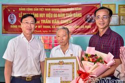 Trao tặng Huy hiệu 60 năm tuổi Đảng cho đảng viên lão thành xã Vĩnh Thanh