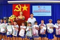 Tiếp sức đến trường, trao 40 phần quà và học bổng cho học sinh khó khăn