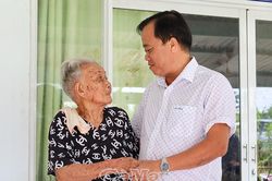 Phó Bí thư Thường trực Tỉnh uỷ Huỳnh Quốc Việt thăm gia đình chính sách