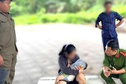 Hơn một giờ thuyết phục người phụ nữ bế con 10 tháng tuổi đi lại thất thần ở cầu Thủ Biên, lý do khiến nhiều người xót xa