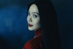'Mẹ Mìn' Minh Hằng: Đẹp đến mê hoặc, bí ẩn đến khó đoán