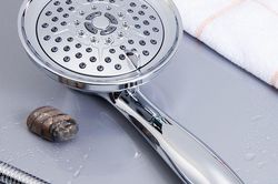 Vòi sen mở hết cỡ vẫn chảy yếu: Đừng vội gọi thợ, kiểm tra ngay bộ phận này