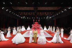 Lương Thùy Linh 'cân' váy cưới khó, Naomi hóa cô dâu gợi cảm tại Vietnam Wedding Week 2026 ngày 2