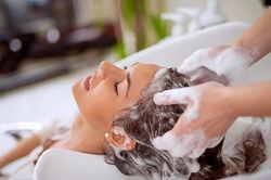 Gội đầu bao nhiêu lần một tuần là tốt nhất? Bí quyết giúp da đầu sạch mà tóc vẫn khỏe