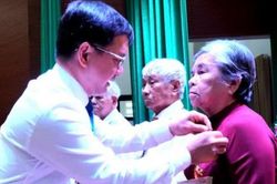 TPHCM trao huy hiệu Đảng đợt 2-9 đến c&aacute;c đảng vi&ecirc;n cao tuổi Đảng