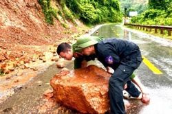 Thót tim những tảng đá nặng hàng tấn rơi xuống quốc lộ 7 ở miền núi Nghệ An