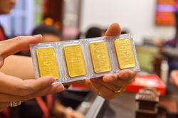 Vì sao giá vàng trong nước thấp hơn thế giới?