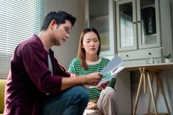 Vợ chỉ cho giữ 3 triệu đồng/tháng, tôi phải làm 2 'bảng lương' để có tiền cà phê