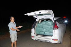 CSGT truy đuổi ô tô bỏ chạy, phát hiện gần 300 hộp pháo hoa nổ nhập lậu