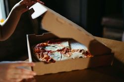 'Đùa' bằng cách mạo danh đặt pizza giao khắp nơi, thanh niên đối mặt 8 năm tù