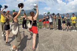 Clip đoàn khách Tây Ban Nha múa bài 'Việt Nam quê hương tôi' trên núi gây sốt