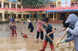 Trường ngập sâu sau lũ, thầy cô và phụ huynh tất bật dọn dẹp xuyên đêm