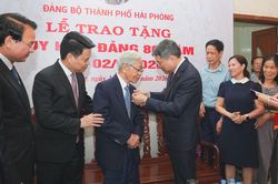 Thủ tướng L&ecirc; Minh Hưng trao Huy hiệu Đảng tặng đảng vi&ecirc;n l&atilde;o th&agrave;nh ở Hải Ph&ograve;ng
