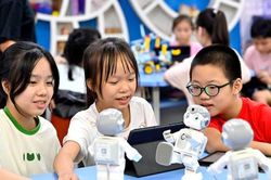 Trung Quốc: Làn sóng du khảo AI đưa học sinh đến gần công nghệ tương lai
