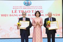 Phường Cửa Nam trao tặng Huy hiệu Đảng đợt 2-9