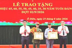 Xã Ô Diên trao Huy hiệu Đảng tặng 130 đảng viên