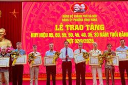 Đảng ủy phường Vĩnh Hưng trao 138 Huy hiệu Đảng nhân dịp Quốc khánh 2-9