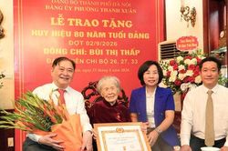 Lãnh đạo thành phố trao Huy hiệu 80 năm tuổi Đảng tặng đảng viên lão thành Bùi Thị Thấp