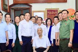B&iacute; thư Th&agrave;nh ủy H&agrave; Nội Trần Đức Thắng thăm, tặng qu&agrave; c&aacute;c chiến sĩ Việt Minh th&agrave;nh Ho&agrave;ng Diệu