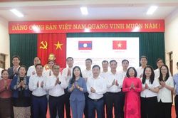 Đo&agrave;n đại biểu Mặt trận L&agrave;o x&acirc;y dựng đất nước Thủ đ&ocirc; Vi&ecirc;ng Chăn thăm, l&agrave;m việc tại x&atilde; Li&ecirc;n Minh