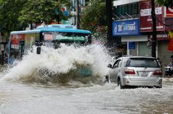 Hà Nội phân luồng giao thông tại nhiều điểm ngoại thành ngập do bão số 4