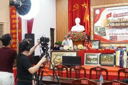 X&atilde; Chương Dương đưa sản phẩm l&agrave;ng nghề l&ecirc;n kh&ocirc;ng gian số