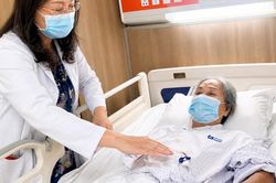 Người phụ nữ 65 tuổi hai lần giải phẫu bệnh mới phát hiện ung thư 'ẩn mình' trong khối u lành tính