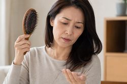 Rụng tóc sau tuổi 50: Có phải do thiếu protein?