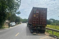 Khởi tố t&agrave;i xế xe đầu k&eacute;o l&ugrave;i xe khiến người phụ nữ tử vong