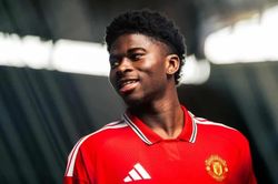 Baleba ch&iacute;nh thức gia nhập MU, nhận số &aacute;o đặc biệt tại Old Trafford