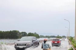 Nhiều cầu, đường ở phía Tây Hà Nội ngập sâu, cấm phương tiện qua lại