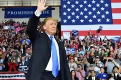 Xung đột Iran kéo tỷ lệ ủng hộ ông Trump xuống mức thấp kỷ lục