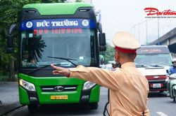 Hà Nội: CSGT tổng kiểm tra xe kinh doanh vận tải, phát hiện xe máy trên khoang chở khách