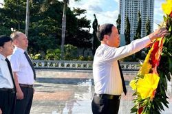Gia Lai: Dâng hương, dâng hoa tưởng niệm Chủ tịch Hồ Chí Minh và các anh hùng liệt sĩ