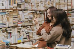 Tác dụng thật sự của những kệ sách trong quán cà phê