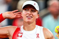 B&ecirc;n trong tủ s&aacute;ch của cựu tay vợt tennis số 1 thế giới