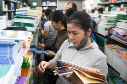 Phụ huynh xếp hàng mua SGK, NXB Giáo dục Việt Nam nói gì?