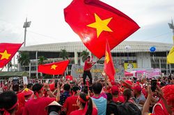 CĐV 'nhuộm đỏ' sân Mỹ Đình cổ vũ Việt Nam đối đầu Thái Lan