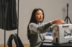 Chi tiền học may để giảm mua quần áo