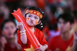 Biển người đội mưa ở phố đi bộ Nguyễn Huệ cổ vũ tuyển Việt Nam